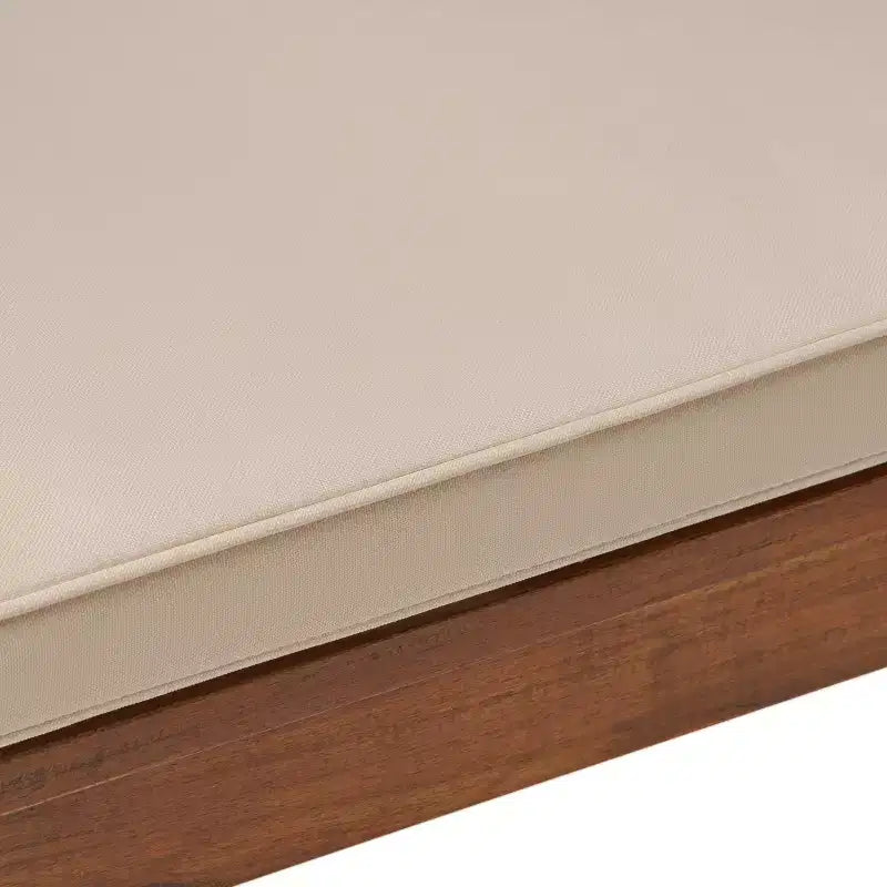Banc contemporain GDFStudio Bykes en bois d'acacia avec coussin, acajou et crème