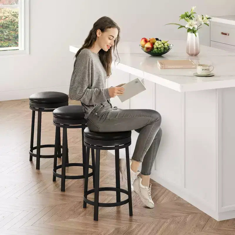 Tabourets de bar pivotants Whizmax 24'' avec repose-pieds, tabourets de bar modernes hauteur comptoir avec revêtement en cuir PU et structure en métal pour îlot de cuisine