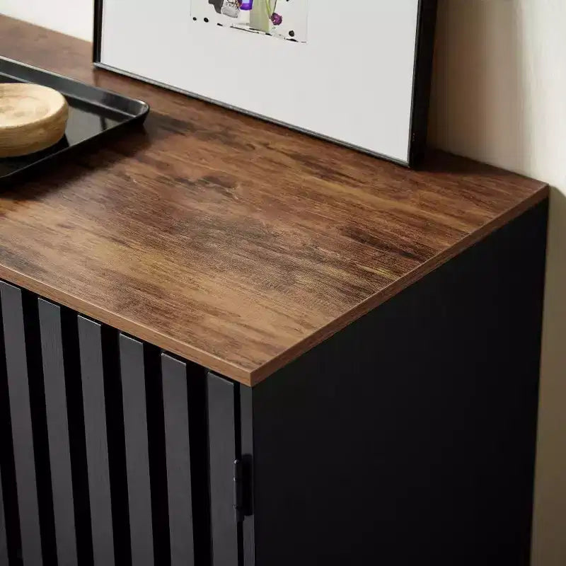 Commode Okak Chic à lattes avec 3/6 tiroirs, commode de style moderne pour salon, entrée, grille à lattes et pieds en métal, noir et marron