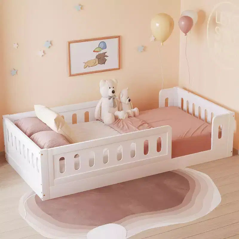 Lit de sol en bois massif Okak, plateforme double, cadre de lit avec garde-corps, design discret pour chambre d'enfants et d'adolescents