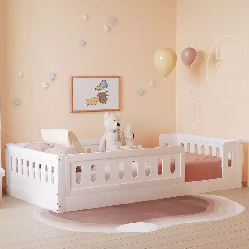 Lit de sol en bois massif Okak, plateforme double, cadre de lit avec garde-corps, design discret pour chambre d'enfants et d'adolescents
