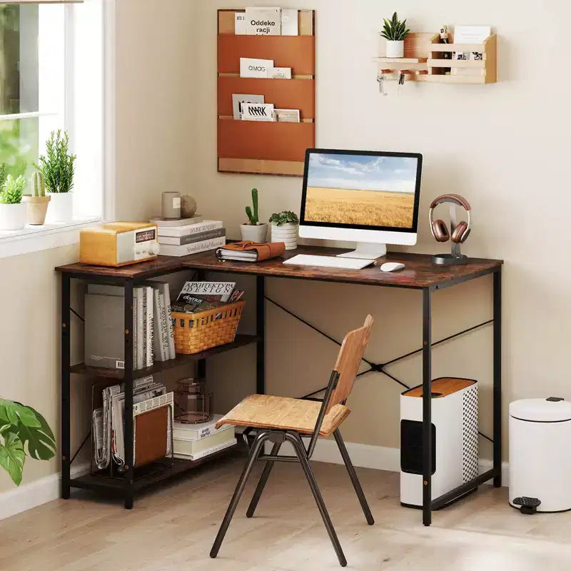Bureau d'ordinateur Costway en forme de L avec prises de courant, étagère réglable, cadre métallique robuste, marron/blanc/noir