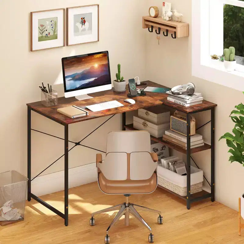 Bureau d'ordinateur Costway en forme de L avec prises de courant, étagère réglable, cadre métallique robuste, marron/blanc/noir