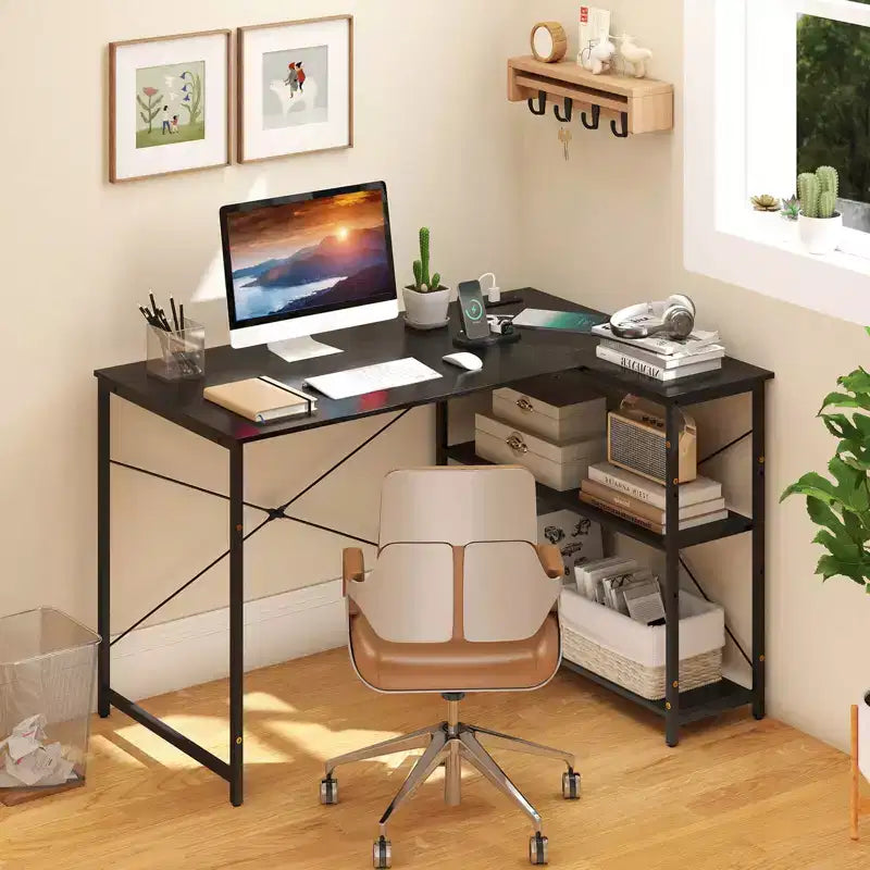 Bureau d'ordinateur Costway en forme de L avec prises de courant, étagère réglable, cadre métallique robuste, marron/blanc/noir