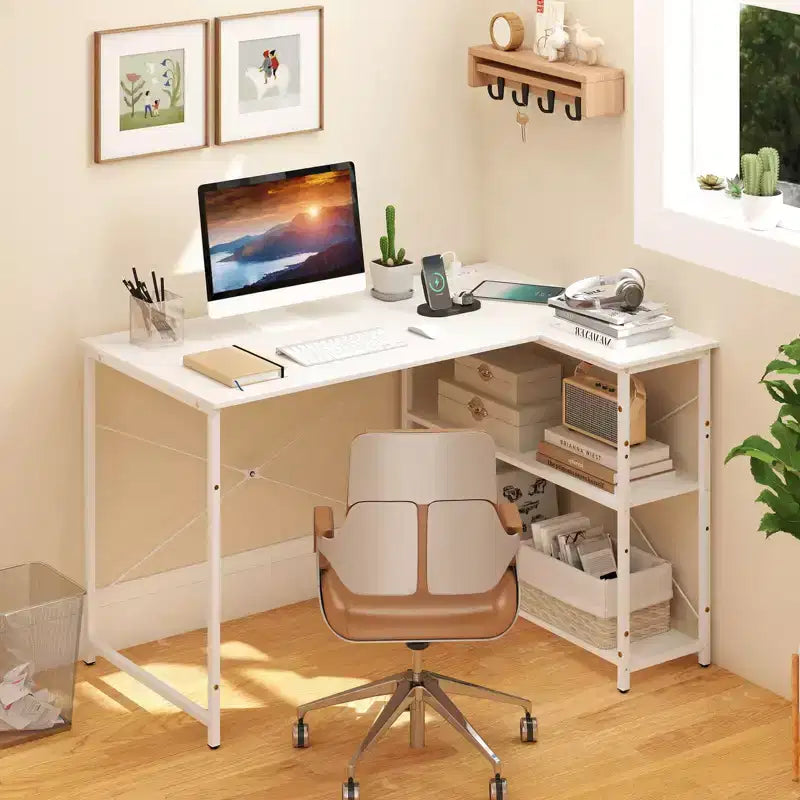 Bureau d'ordinateur Costway en forme de L avec prises de courant, étagère réglable, cadre métallique robuste, marron/blanc/noir