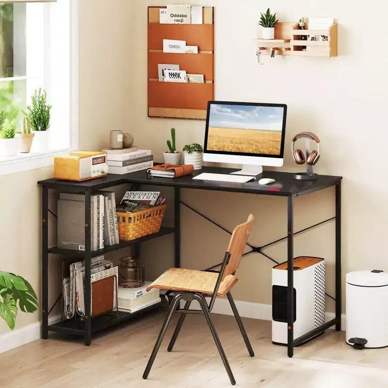 Bureau d'ordinateur Costway en forme de L avec prises de courant, étagère réglable, cadre métallique robuste, marron/blanc/noir