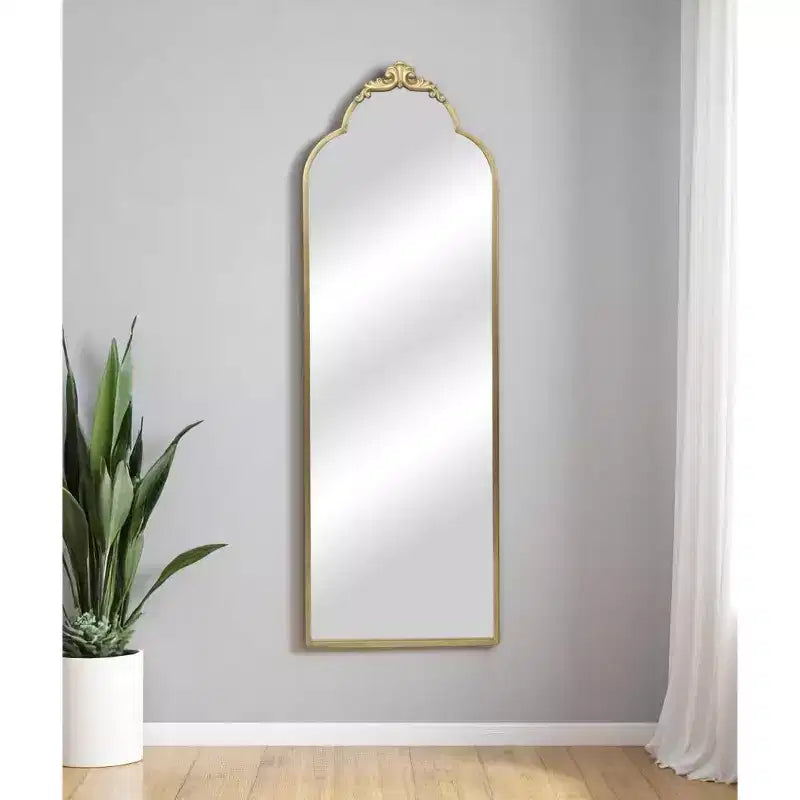 Miroir suspendu HomeRoots 65 Arch en métal doré sur toute la longueur