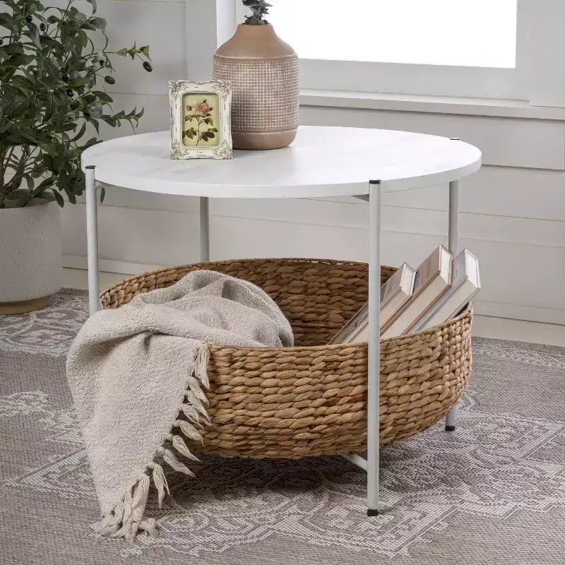 happimess Carly Table basse ronde moderne Coastal en bois d'acacia/jacinthe d'eau avec panier de rangement