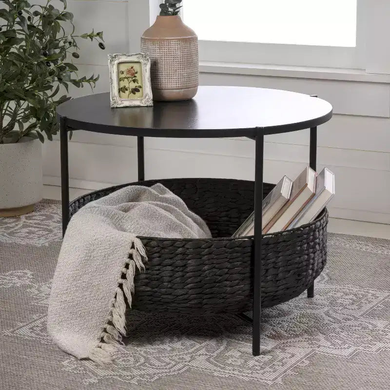 happimess Carly Table basse ronde moderne Coastal en bois d'acacia/jacinthe d'eau avec panier de rangement