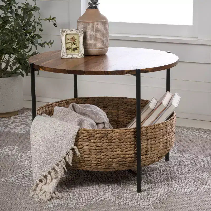 happimess Carly Table basse ronde moderne Coastal en bois d'acacia/jacinthe d'eau avec panier de rangement