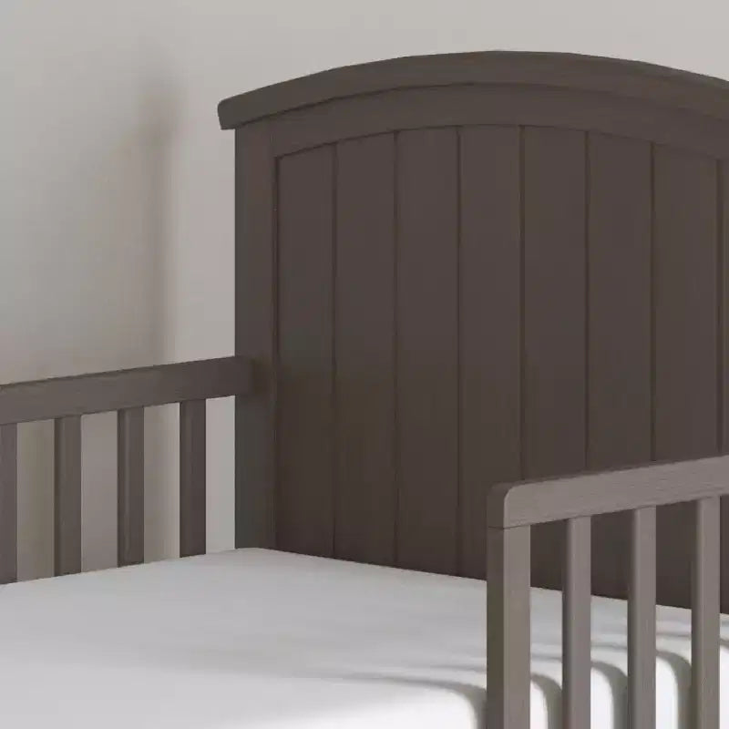 Lit de tout-petit Hampton Arch Top de Child Craft pour enfants avec barrières de sécurité, conception basse, fabriqué en pin, lignes épurées s'adaptant à tout décor