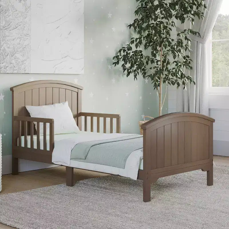 Lit de tout-petit Hampton Arch Top de Child Craft pour enfants avec barrières de sécurité, conception basse, fabriqué en pin, lignes épurées s'adaptant à tout décor