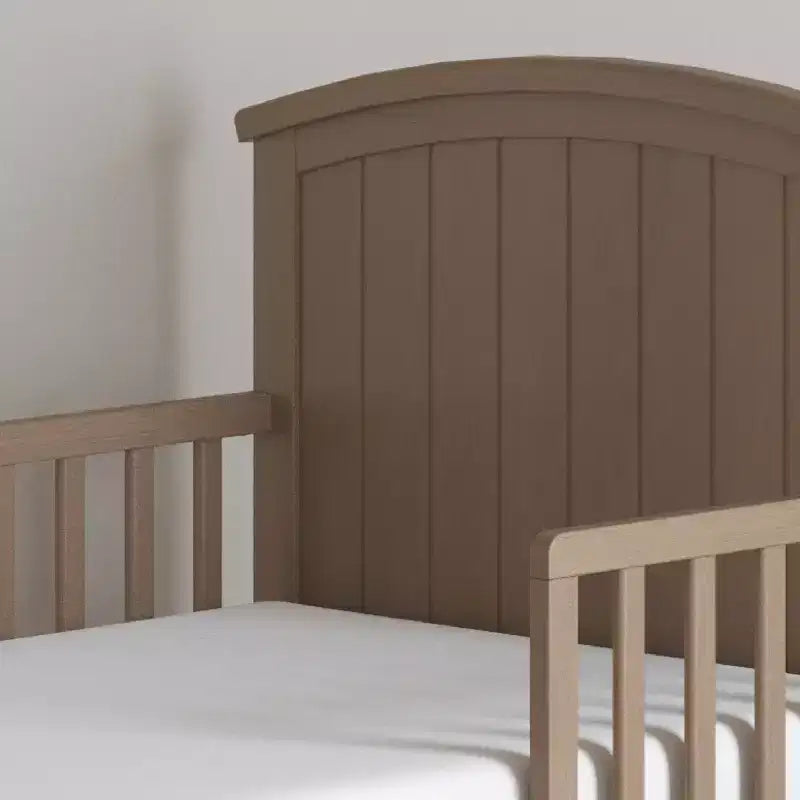 Lit de tout-petit Hampton Arch Top de Child Craft pour enfants avec barrières de sécurité, conception basse, fabriqué en pin, lignes épurées s'adaptant à tout décor