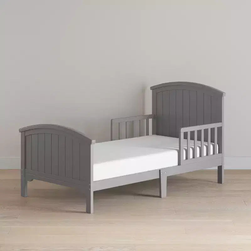 Lit de tout-petit Hampton Arch Top de Child Craft pour enfants avec barrières de sécurité, conception basse, fabriqué en pin, lignes épurées s'adaptant à tout décor