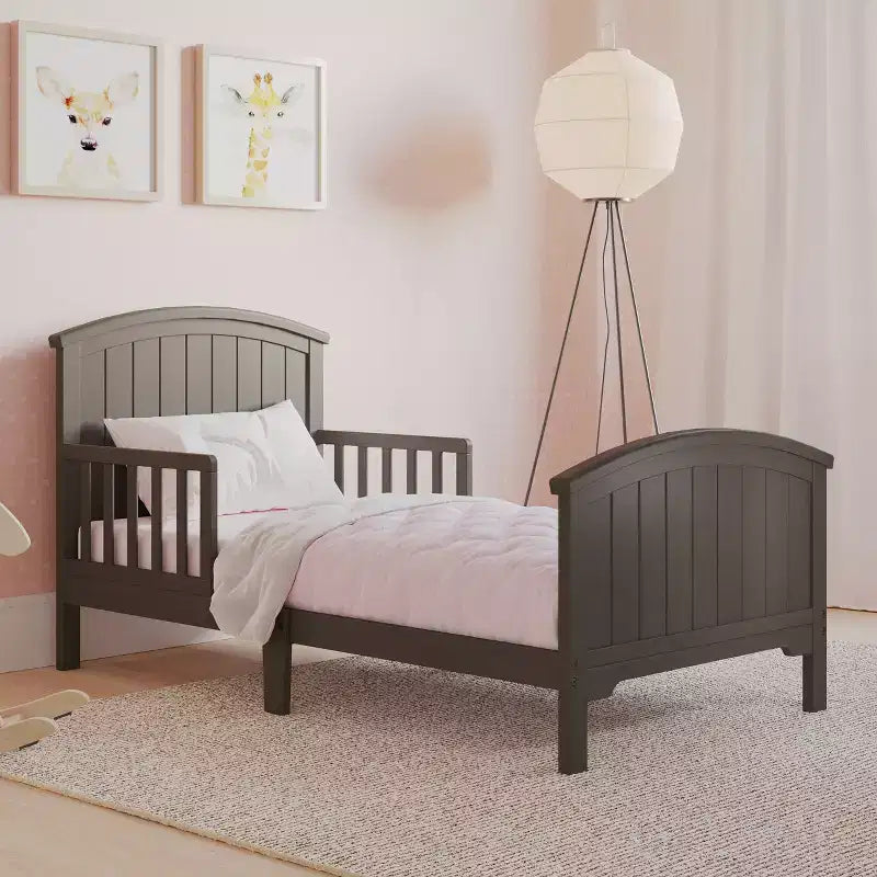 Lit de tout-petit Hampton Arch Top de Child Craft pour enfants avec barrières de sécurité, conception basse, fabriqué en pin, lignes épurées s'adaptant à tout décor
