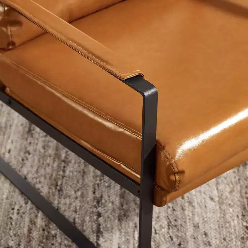 Chaise d'appoint Art Leon avec assise et dossier rembourrés en similicuir