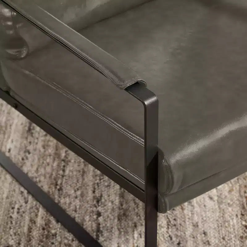Chaise d'appoint Art Leon avec assise et dossier rembourrés en similicuir