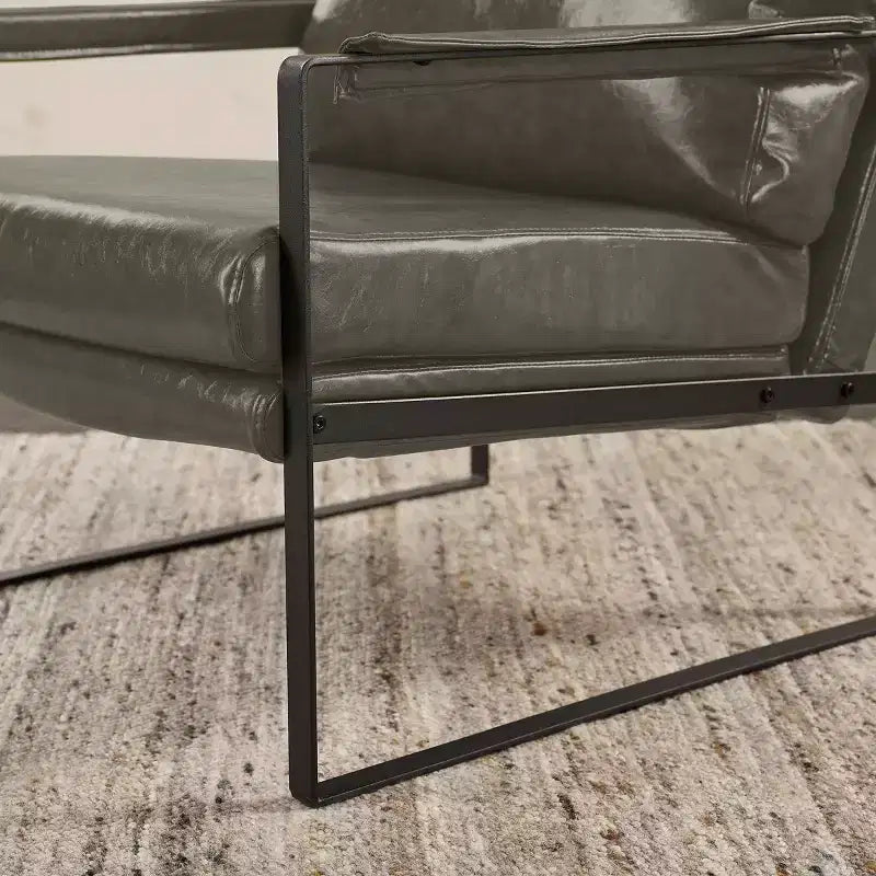 Chaise d'appoint Art Leon avec assise et dossier rembourrés en similicuir