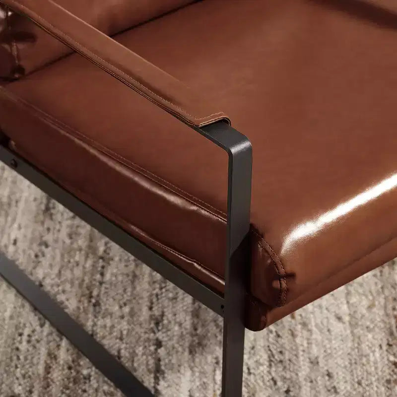 Chaise d'appoint Art Leon avec assise et dossier rembourrés en similicuir