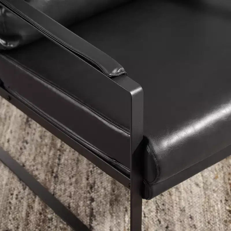 Chaise d'appoint Art Leon avec assise et dossier rembourrés en similicuir