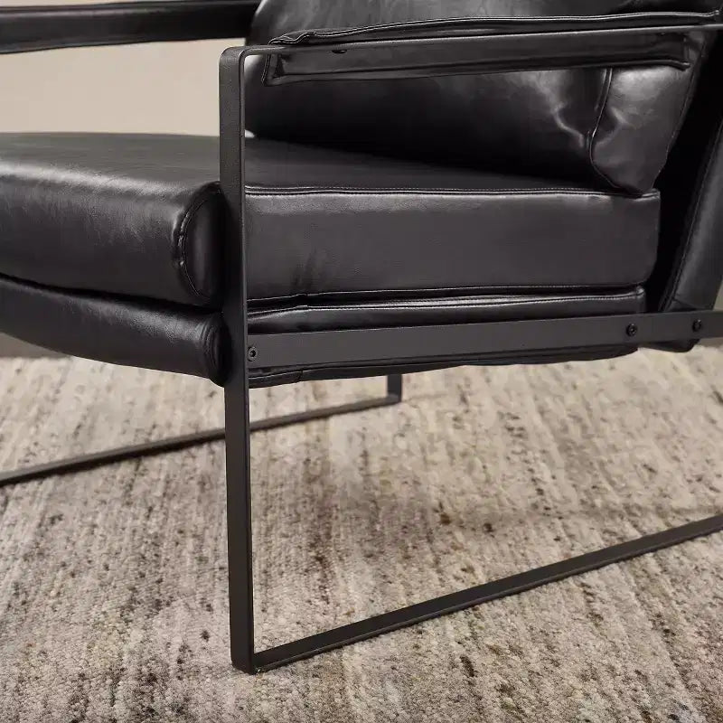Chaise d'appoint Art Leon avec assise et dossier rembourrés en similicuir