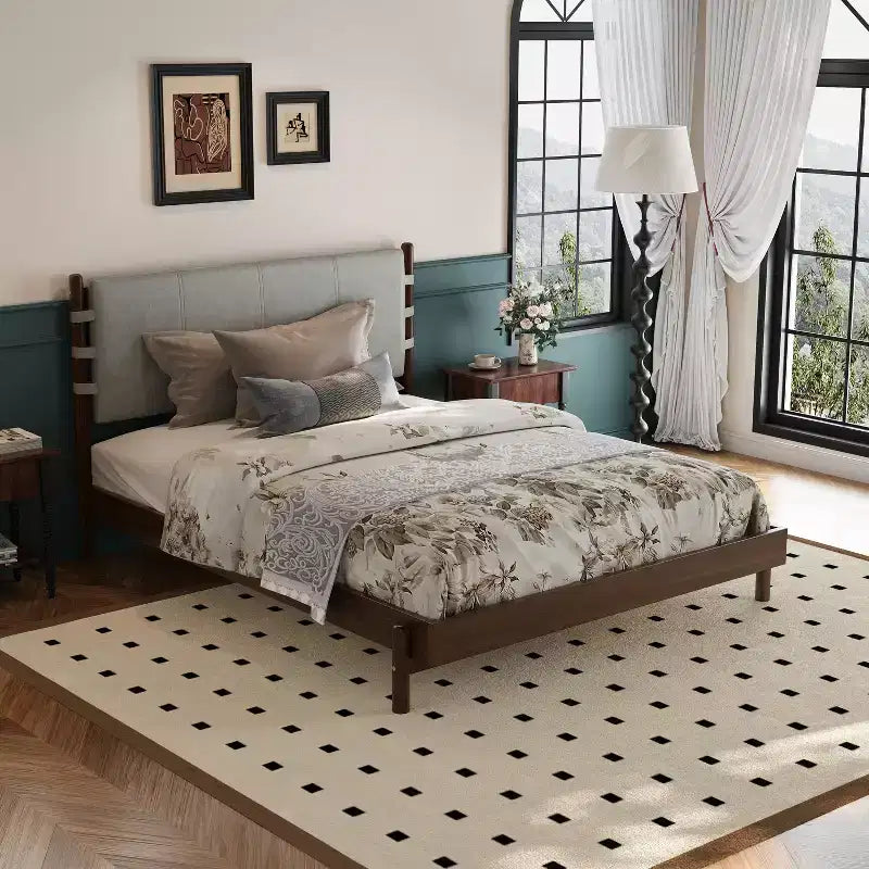 Lit Christopher Knight Home Evelyn en bois d'hévéa de style milieu de siècle avec tête de lit rembourrée