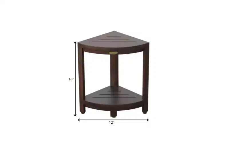 Banc de douche d'extérieur triangulaire compact en teck avec étagère HomeRoots, finition marron