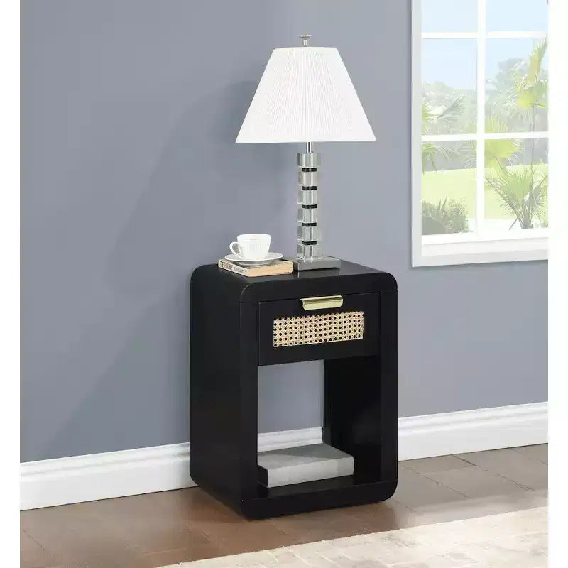Meridian Furniture, Table de chevet noire Langham