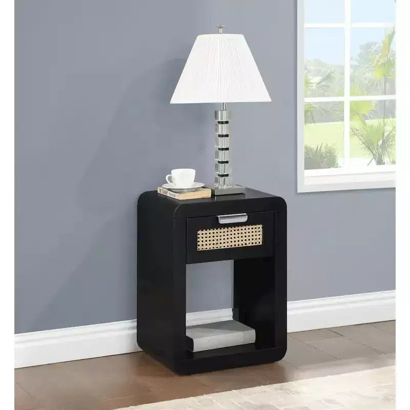 Meridian Furniture, Table de chevet noire Langham