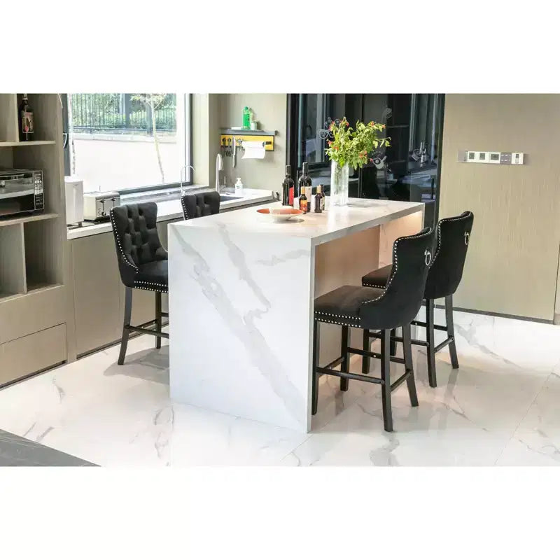 Okak Lot de 2 tabourets de bar contemporains en velours avec capitonnage et garniture cloutée chromée, tabourets rembourrés avec pieds en bois pour îlot de cuisine