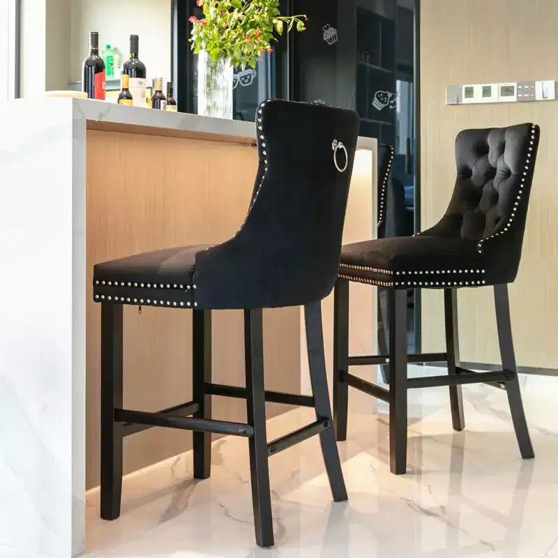 Okak Lot de 2 tabourets de bar contemporains en velours avec capitonnage et garniture cloutée chromée, tabourets rembourrés avec pieds en bois pour îlot de cuisine
