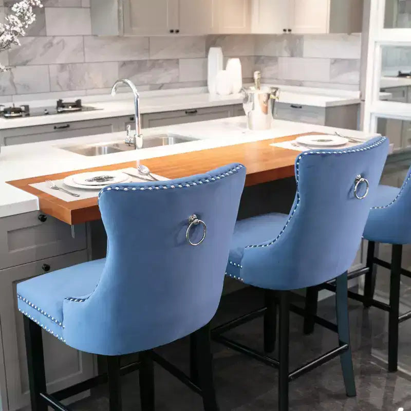 Okak Lot de 2 tabourets de bar contemporains en velours avec capitonnage et garniture cloutée chromée, tabourets rembourrés avec pieds en bois pour îlot de cuisine