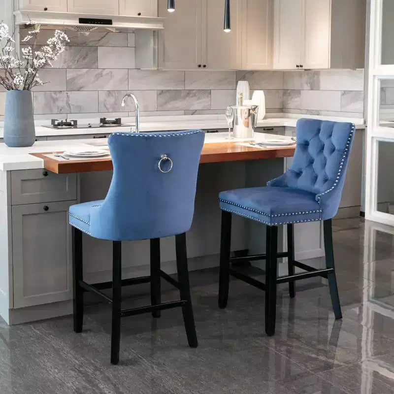 Okak Lot de 2 tabourets de bar contemporains en velours avec capitonnage et garniture cloutée chromée, tabourets rembourrés avec pieds en bois pour îlot de cuisine