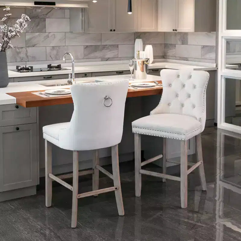 Okak Lot de 2 tabourets de bar contemporains en velours avec capitonnage et garniture cloutée chromée, tabourets rembourrés avec pieds en bois pour îlot de cuisine