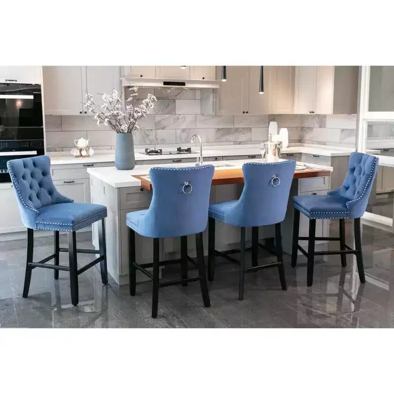 Okak Lot de 2 tabourets de bar contemporains en velours avec capitonnage et garniture cloutée chromée, tabourets rembourrés avec pieds en bois pour îlot de cuisine