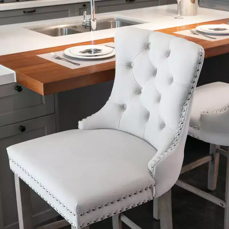 Okak Lot de 2 tabourets de bar contemporains en velours avec capitonnage et garniture cloutée chromée, tabourets rembourrés avec pieds en bois pour îlot de cuisine