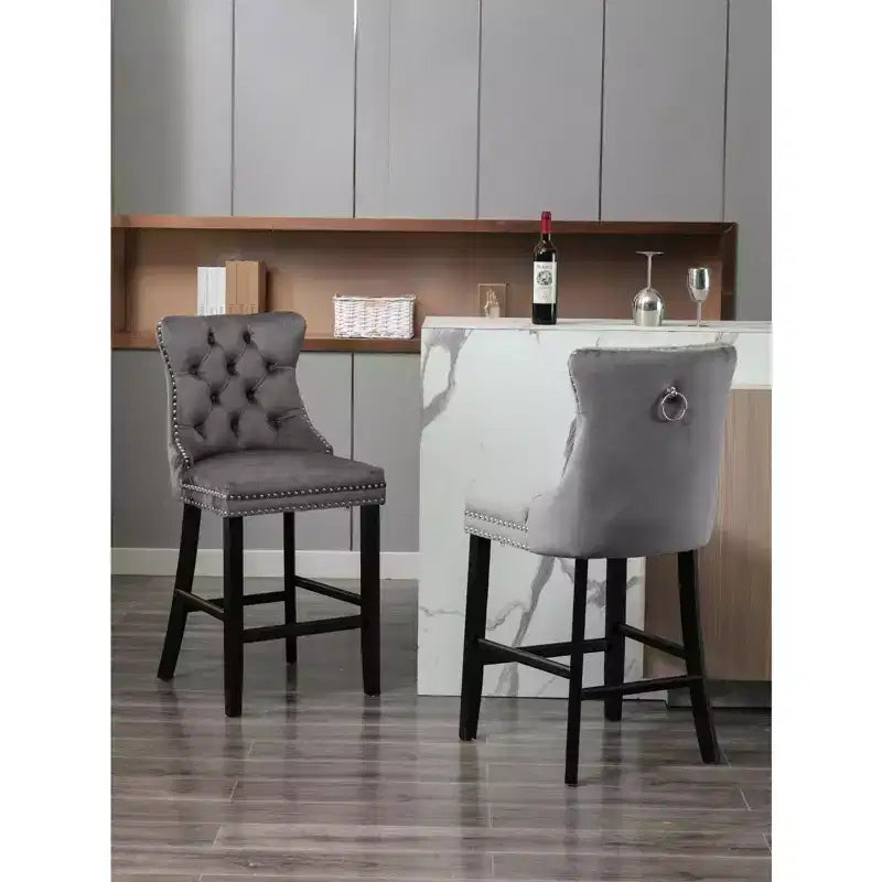 Okak Lot de 2 tabourets de bar contemporains en velours avec capitonnage et garniture cloutée chromée, tabourets rembourrés avec pieds en bois pour îlot de cuisine