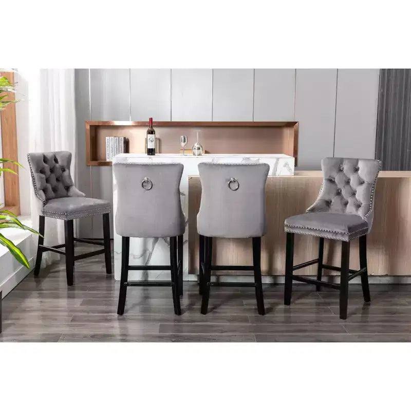 Okak Lot de 2 tabourets de bar contemporains en velours avec capitonnage et garniture cloutée chromée, tabourets rembourrés avec pieds en bois pour îlot de cuisine