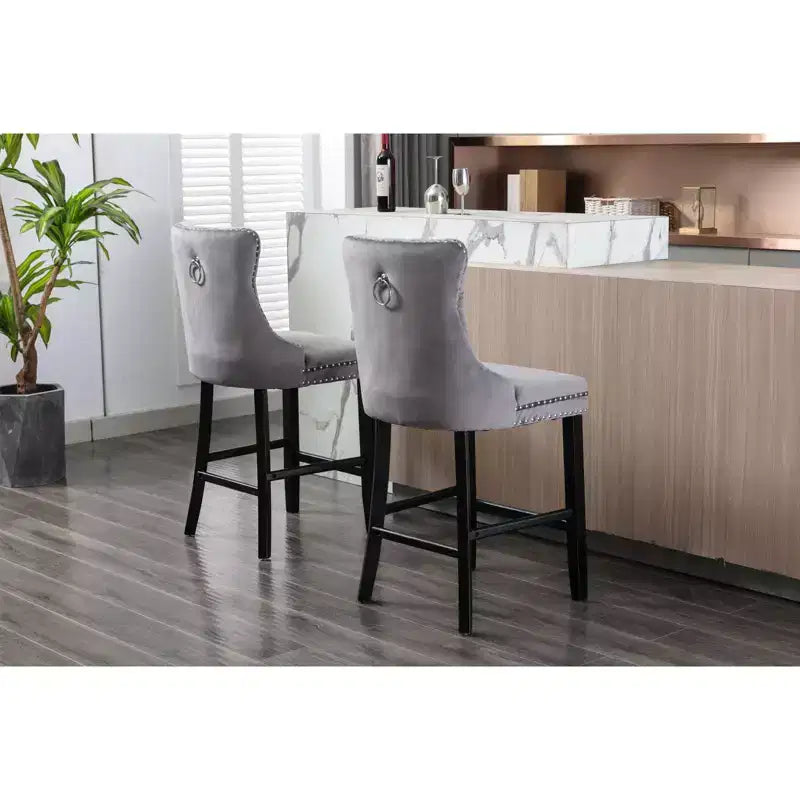 Okak Lot de 2 tabourets de bar contemporains en velours avec capitonnage et garniture cloutée chromée, tabourets rembourrés avec pieds en bois pour îlot de cuisine