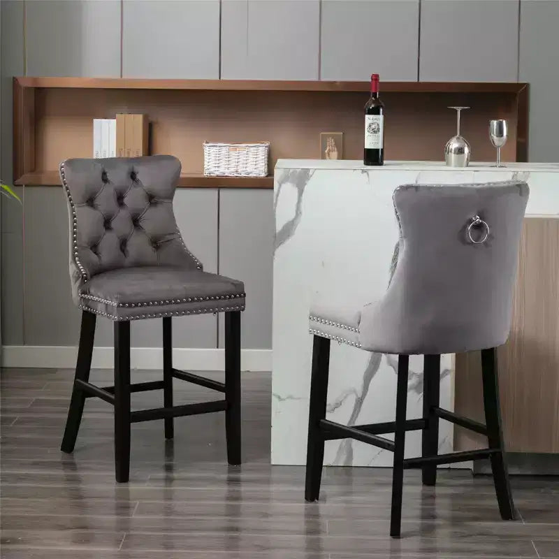 Okak Lot de 2 tabourets de bar contemporains en velours avec capitonnage et garniture cloutée chromée, tabourets rembourrés avec pieds en bois pour îlot de cuisine