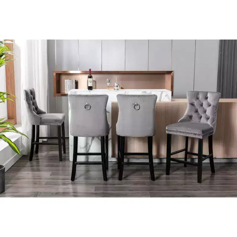 Okak Lot de 2 tabourets de bar contemporains en velours avec capitonnage et garniture cloutée chromée, tabourets rembourrés avec pieds en bois pour îlot de cuisine