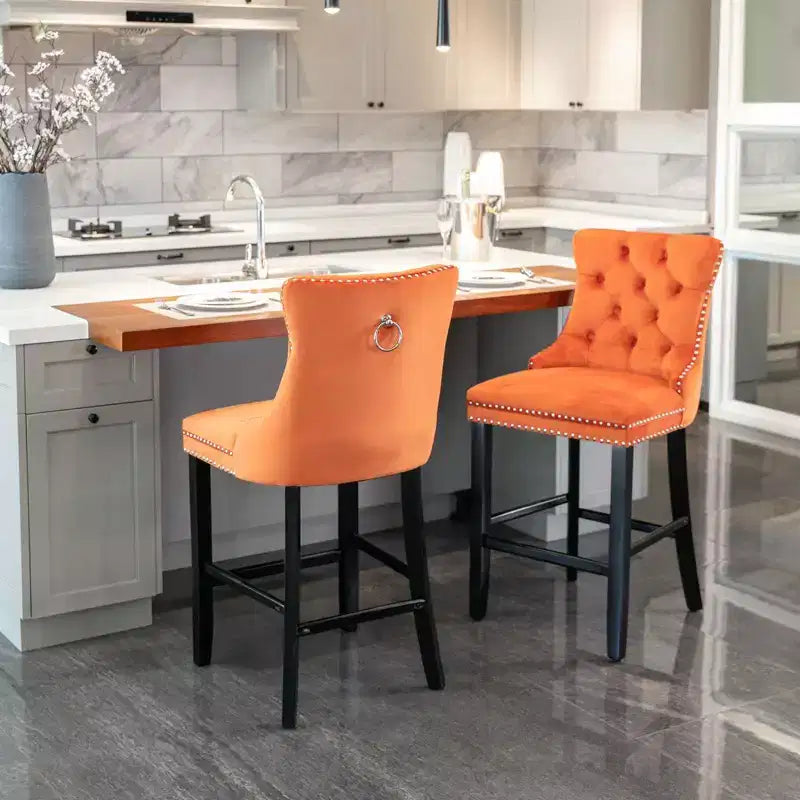 Okak Lot de 2 tabourets de bar contemporains en velours avec capitonnage et garniture cloutée chromée, tabourets rembourrés avec pieds en bois pour îlot de cuisine