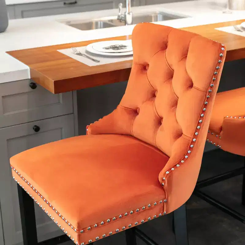 Okak Lot de 2 tabourets de bar contemporains en velours avec capitonnage et garniture cloutée chromée, tabourets rembourrés avec pieds en bois pour îlot de cuisine