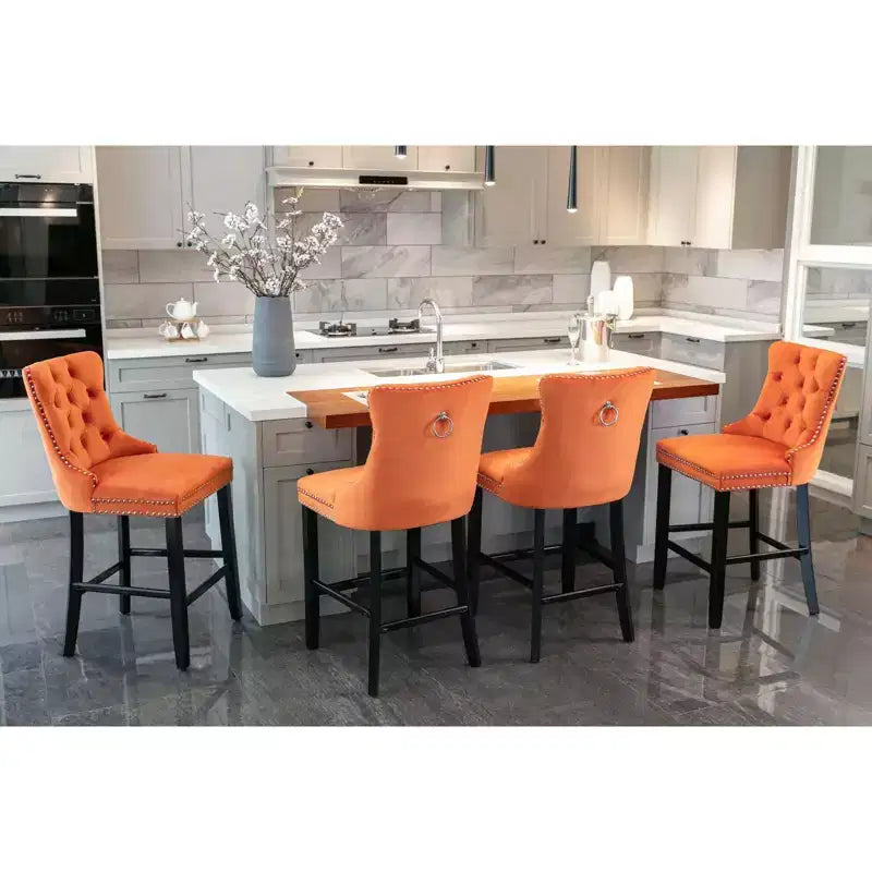 Okak Lot de 2 tabourets de bar contemporains en velours avec capitonnage et garniture cloutée chromée, tabourets rembourrés avec pieds en bois pour îlot de cuisine