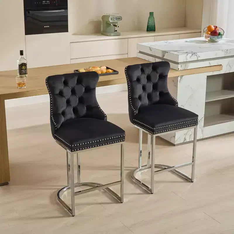 Tabourets de bar Okak (lot de 2), revêtement moderne en velours avec capitonnage et garniture cloutée, piètement en métal nickel brossé pour îlot de cuisine