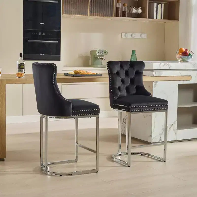 Tabourets de bar Okak (lot de 2), revêtement moderne en velours avec capitonnage et garniture cloutée, piètement en métal nickel brossé pour îlot de cuisine