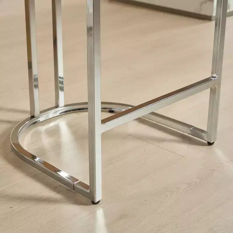 Tabourets de bar Okak (lot de 2), revêtement moderne en velours avec capitonnage et garniture cloutée, piètement en métal nickel brossé pour îlot de cuisine