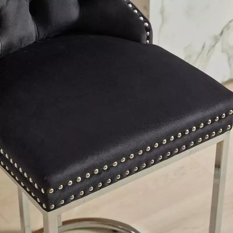 Tabourets de bar Okak (lot de 2), revêtement moderne en velours avec capitonnage et garniture cloutée, piètement en métal nickel brossé pour îlot de cuisine
