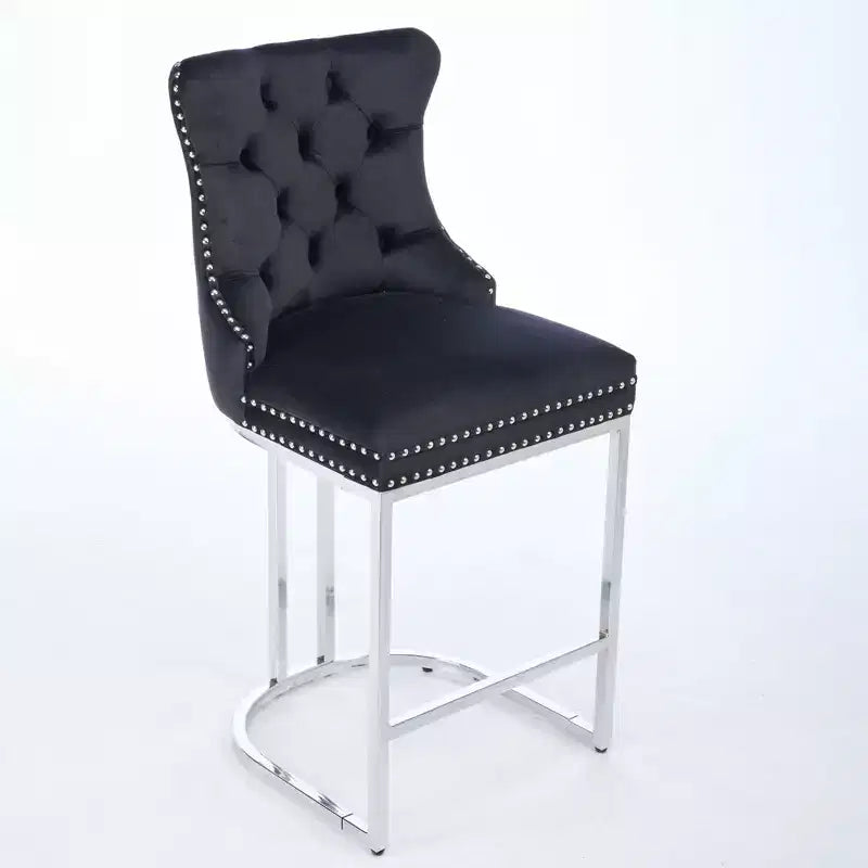 Tabourets de bar Okak (lot de 2), revêtement moderne en velours avec capitonnage et garniture cloutée, piètement en métal nickel brossé pour îlot de cuisine