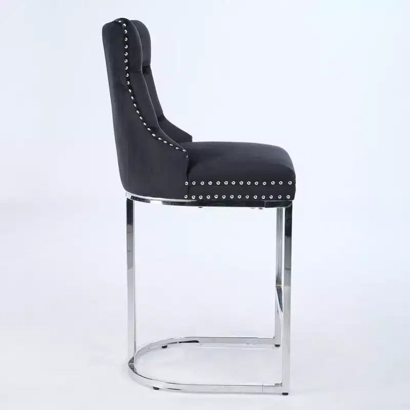 Tabourets de bar Okak (lot de 2), revêtement moderne en velours avec capitonnage et garniture cloutée, piètement en métal nickel brossé pour îlot de cuisine
